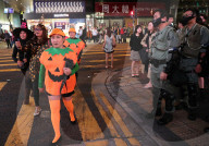 NEWS - Hongkong: Gespannte Ruhe zu Halloween