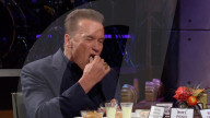 PEOPLE - Arnold Schwarzenegger isst einen Truthahn-Hoden in TV-Show