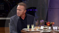 PEOPLE - Arnold Schwarzenegger isst einen Truthahn-Hoden in TV-Show