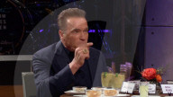 PEOPLE - Arnold Schwarzenegger isst einen Truthahn-Hoden in TV-Show