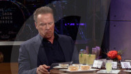 PEOPLE - Arnold Schwarzenegger isst einen Truthahn-Hoden in TV-Show