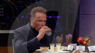 PEOPLE - Arnold Schwarzenegger isst einen Truthahn-Hoden in TV-Show