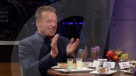 PEOPLE - Arnold Schwarzenegger isst einen Truthahn-Hoden in TV-Show