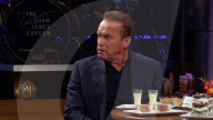 PEOPLE - Arnold Schwarzenegger isst einen Truthahn-Hoden in TV-Show