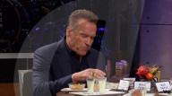 PEOPLE - Arnold Schwarzenegger isst einen Truthahn-Hoden in TV-Show