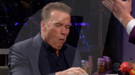 PEOPLE - Arnold Schwarzenegger isst einen Truthahn-Hoden in TV-Show