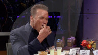 PEOPLE - Arnold Schwarzenegger isst einen Truthahn-Hoden in TV-Show