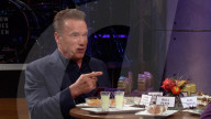 PEOPLE - Arnold Schwarzenegger isst einen Truthahn-Hoden in TV-Show