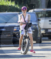 PREMIUM EXCLUSIVE Justin Bieber Takes A Cruise On His Electric Bike After IV Vitamin Therapy