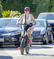 PREMIUM EXCLUSIVE Justin Bieber Takes A Cruise On His Electric Bike After IV Vitamin Therapy