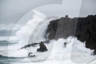 NEWS - Sturmtief peitscht Meereswasser an die Küste von Cornwall