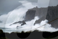 NEWS - Sturmtief peitscht Meereswasser an die Küste von Cornwall