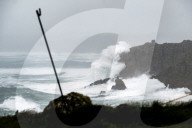 NEWS - Sturmtief peitscht Meereswasser an die Küste von Cornwall