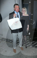 PEOPLE - George Hamilton verlässt Restaurant mit Doggybag