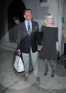PEOPLE - George Hamilton verlässt Restaurant mit Doggybag