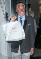 PEOPLE - George Hamilton verlässt Restaurant mit Doggybag
