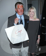 PEOPLE - George Hamilton verlässt Restaurant mit Doggybag