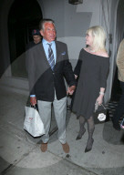 PEOPLE - George Hamilton verlässt Restaurant mit Doggybag