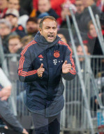 NEWS - Fussball: Bayern-Trainer Hansi Flick beim CL-Spiel Bayern München vs Olympiakos Piräus