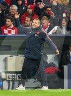 NEWS - Fussball: Bayern-Trainer Hansi Flick beim CL-Spiel Bayern München vs Olympiakos Piräus