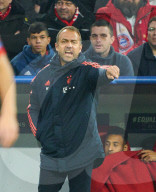 NEWS - Fussball: Bayern-Trainer Hansi Flick beim CL-Spiel Bayern München vs Olympiakos Piräus