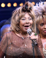 PEOPLE - Tina Turner auf der Bühne an der Premiere von "TINA"