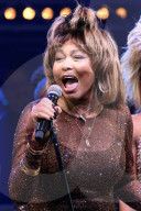 PEOPLE - Tina Turner auf der Bühne an der Premiere von "TINA"