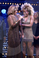 PEOPLE - Tina Turner auf der Bühne an der Premiere von "TINA"