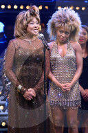 PEOPLE - Tina Turner auf der Bühne an der Premiere von "TINA"