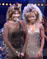 PEOPLE - Tina Turner auf der Bühne an der Premiere von "TINA"