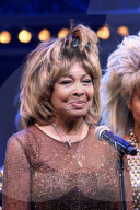 PEOPLE - Tina Turner auf der Bühne an der Premiere von "TINA"