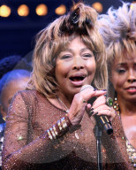 PEOPLE - Tina Turner auf der Bühne an der Premiere von "TINA"