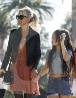 PEOPLE - Laeticia Hallyday shoppt mit ihrer Tochter in LA