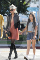 PEOPLE - Laeticia Hallyday shoppt mit ihrer Tochter in LA