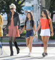 PEOPLE - Laeticia Hallyday shoppt mit ihrer Tochter in LA