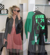 PEOPLE - Laeticia Hallyday shoppt mit ihrer Tochter in LA