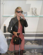 PEOPLE - Laeticia Hallyday shoppt mit ihrer Tochter in LA