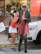 PEOPLE - Laeticia Hallyday shoppt mit ihrer Tochter in LA