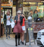PEOPLE - Laeticia Hallyday shoppt mit ihrer Tochter in LA