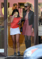 PEOPLE - Laeticia Hallyday shoppt mit ihrer Tochter in LA