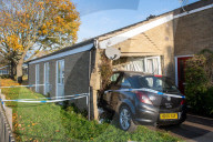 FEATURE - Durchbruch: Ein Kleinwagen landet in Cambridge im Wohnzimmer eines Rentners