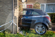 FEATURE - Durchbruch: Ein Kleinwagen landet in Cambridge im Wohnzimmer eines Rentners