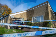 FEATURE - Durchbruch: Ein Kleinwagen landet in Cambridge im Wohnzimmer eines Rentners