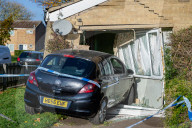 FEATURE - Durchbruch: Ein Kleinwagen landet in Cambridge im Wohnzimmer eines Rentners