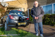 FEATURE - Durchbruch: Ein Kleinwagen landet in Cambridge im Wohnzimmer eines Rentners
