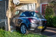 FEATURE - Durchbruch: Ein Kleinwagen landet in Cambridge im Wohnzimmer eines Rentners