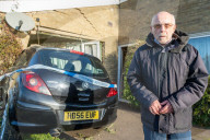 FEATURE - Durchbruch: Ein Kleinwagen landet in Cambridge im Wohnzimmer eines Rentners
