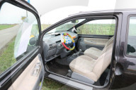 FEATURE - Not macht erfinderisch: Alter Twingo dient nun als Bus-Wartehaus