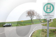 FEATURE - Not macht erfinderisch: Alter Twingo dient nun als Bus-Wartehaus