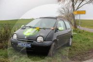 FEATURE - Not macht erfinderisch: Alter Twingo dient nun als Bus-Wartehaus
